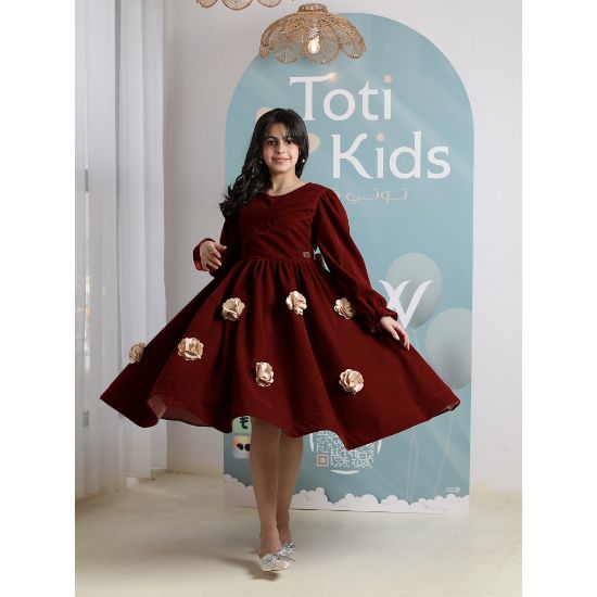 صورة فستان بناتي مخمل عنابي بزهور بارزة | فستان شتوي فاخر - 1100